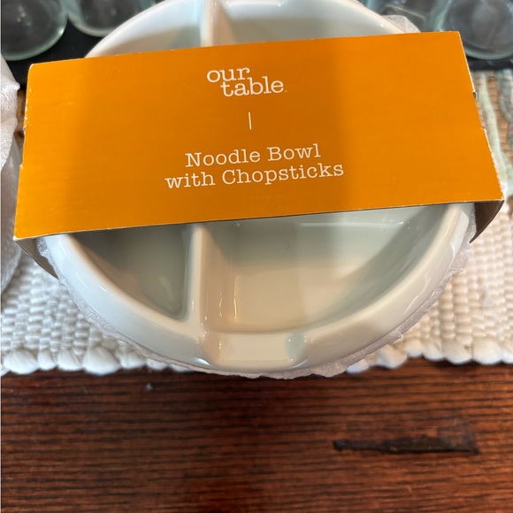Our Table Ceramic Noodle Bowl with Lid and sauce compartments new - Picture 2 of 6